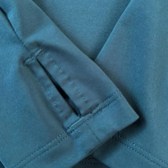 Under Armour women’s long sleeve work out top. Back cut out detail. Smal… - Picture 3 of 6